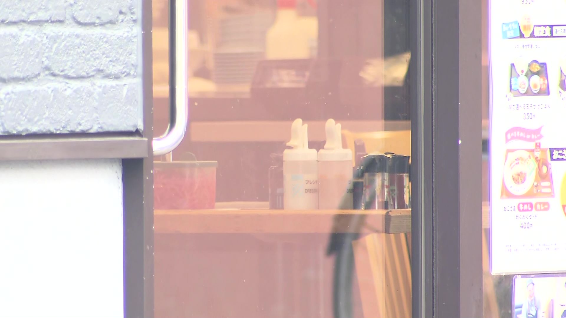 拳銃のようなものを持って来店