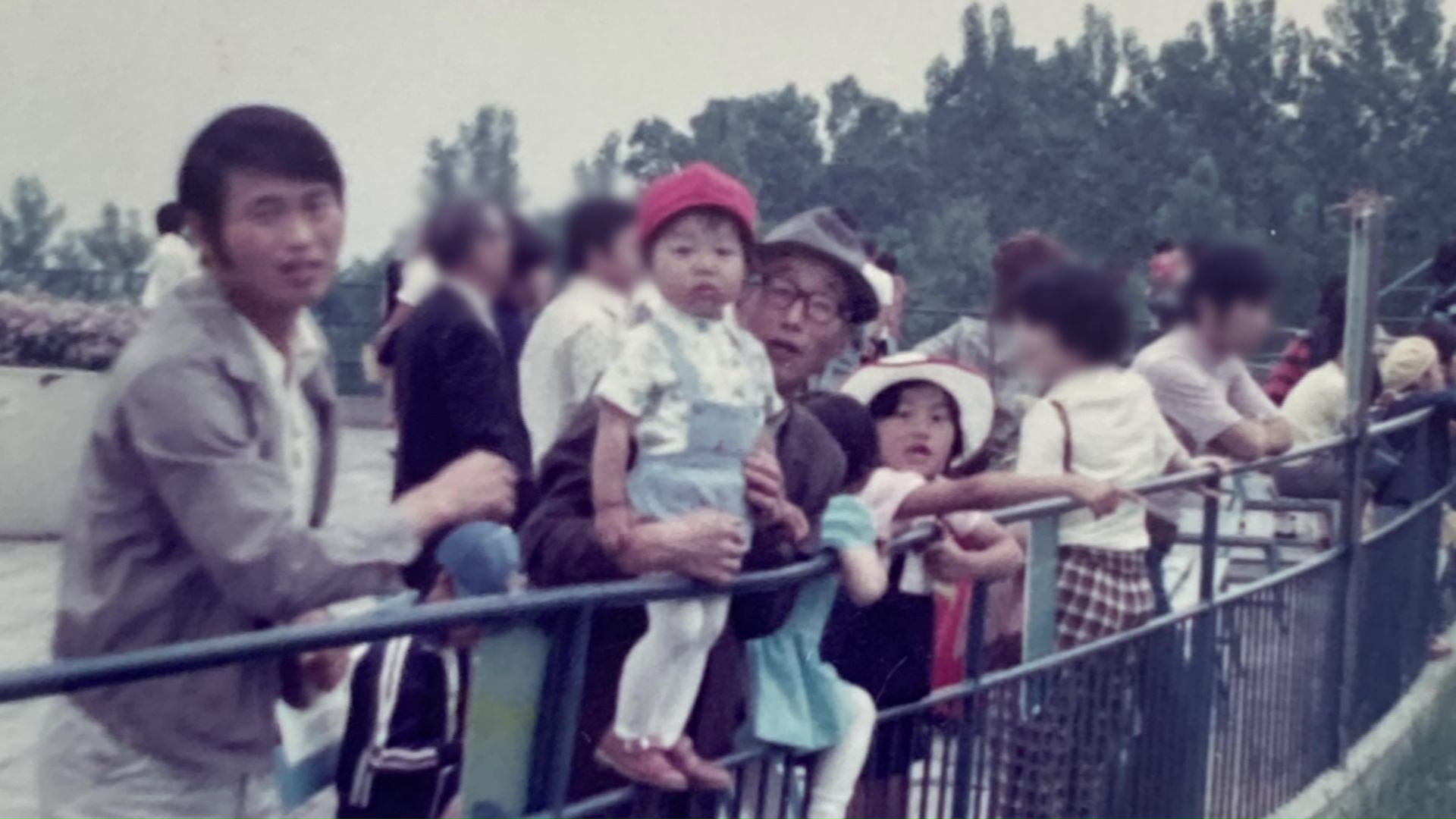 浦島さん(当時2歳)を抱きかかえる祖父・秀雄さん