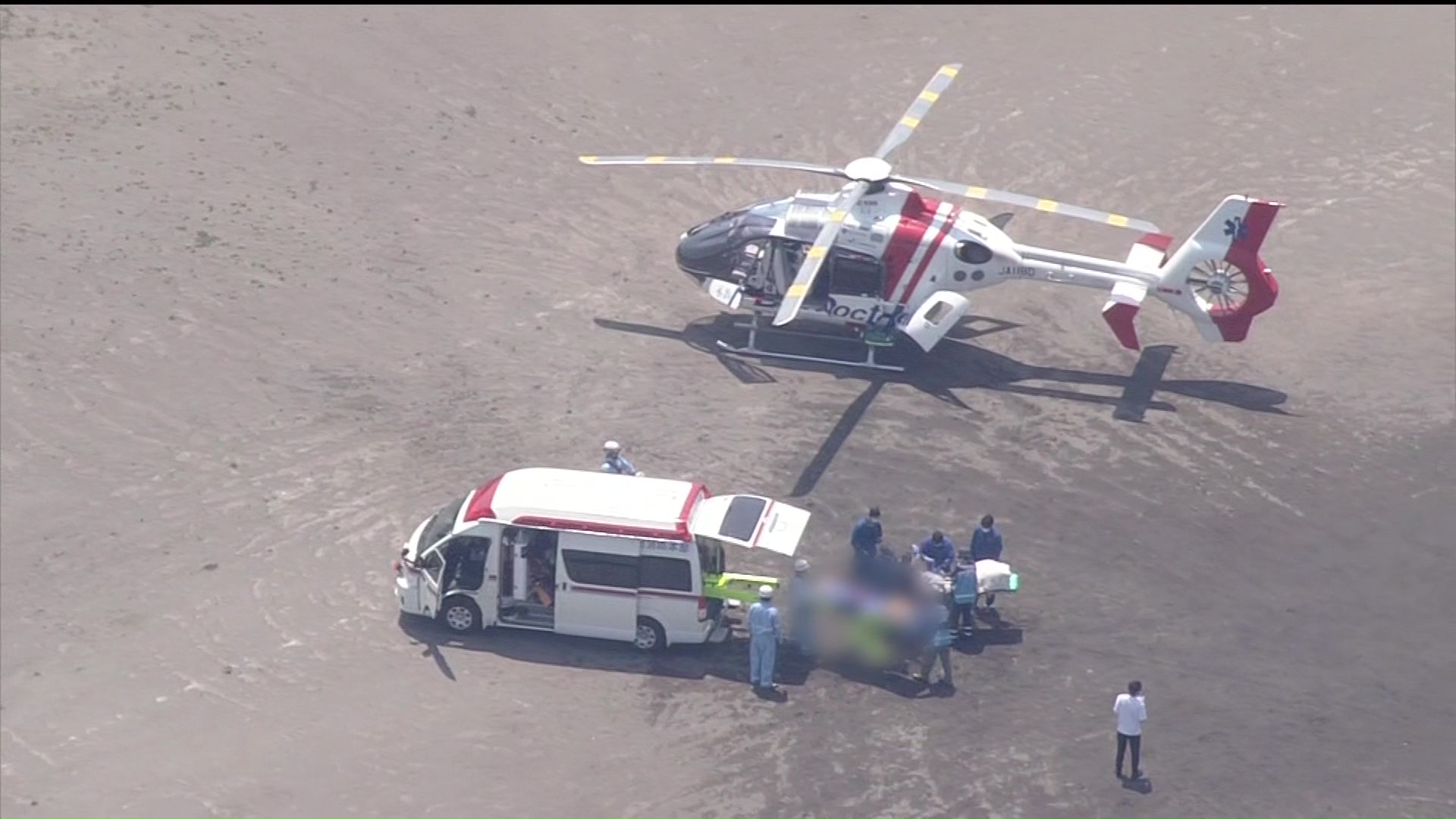 3歳の女の子がヘリコプターへ運び込まれた