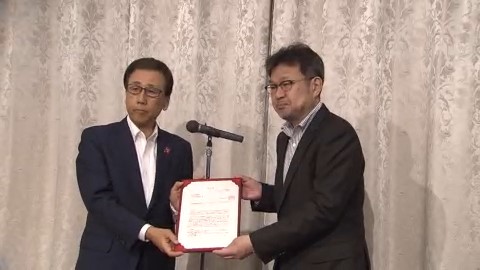 諮問書を手渡す秋元市長