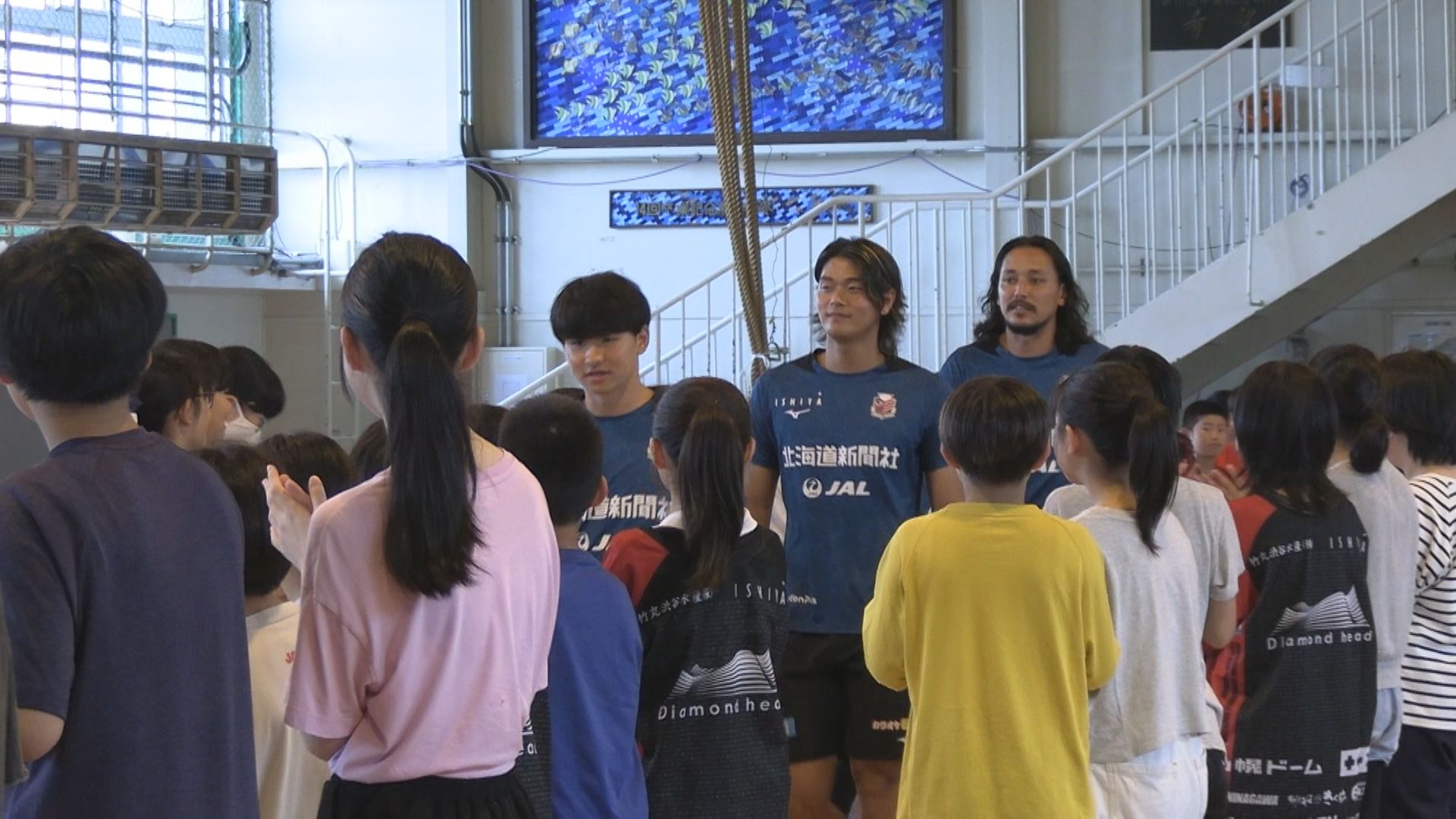 児童との交流を楽しんだ林田（左）・西野（中央）・大崎（右）