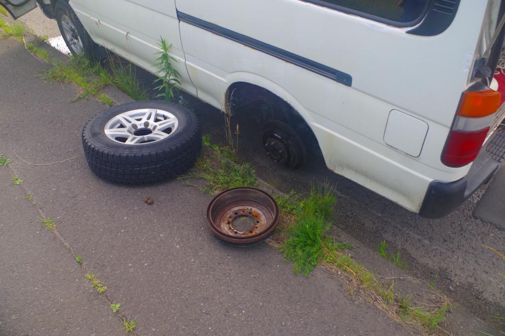 車から外れたタイヤ(提供 北海道警)