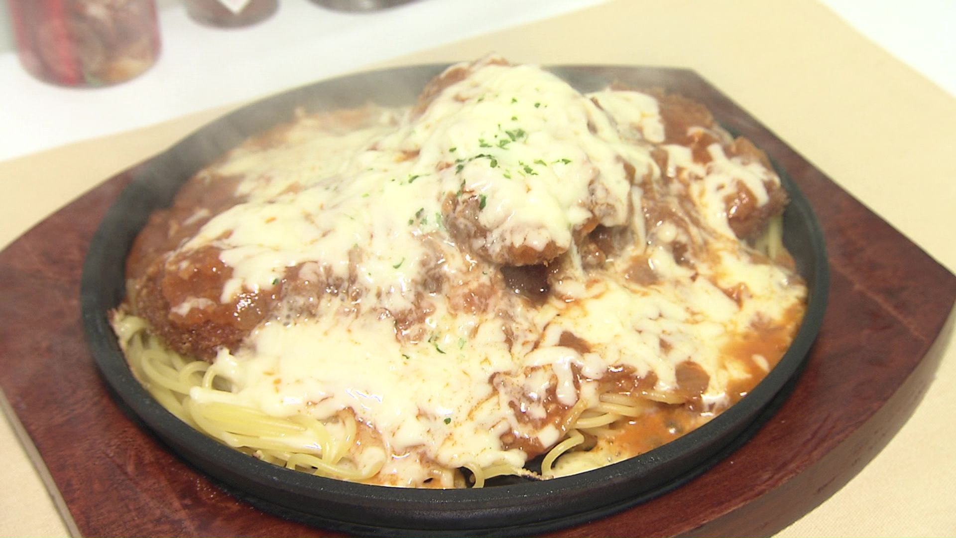 とろーりチーズヒレロースかつスパ(1781円)