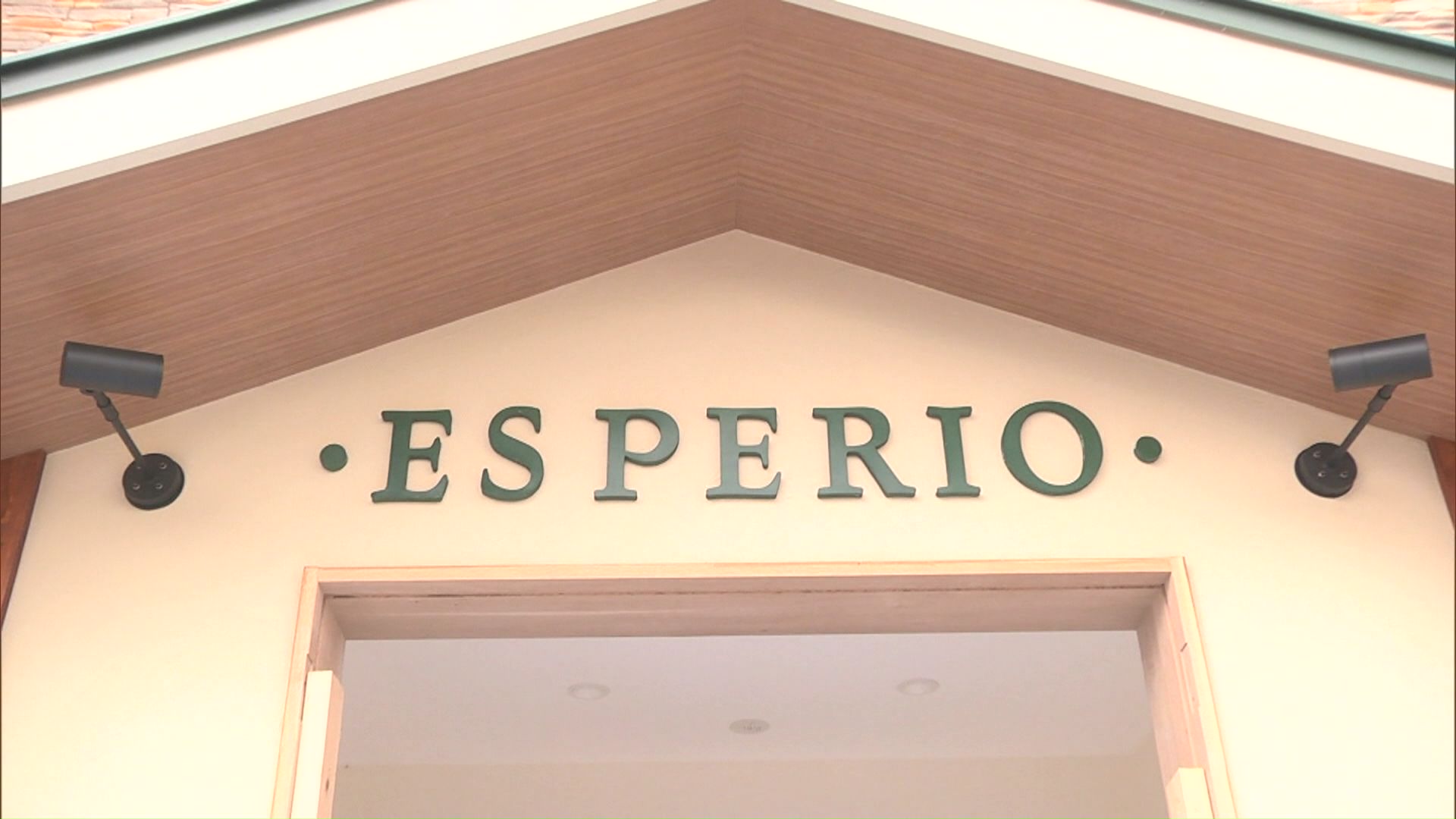 店の入口に「復活の象徴」を取り付け