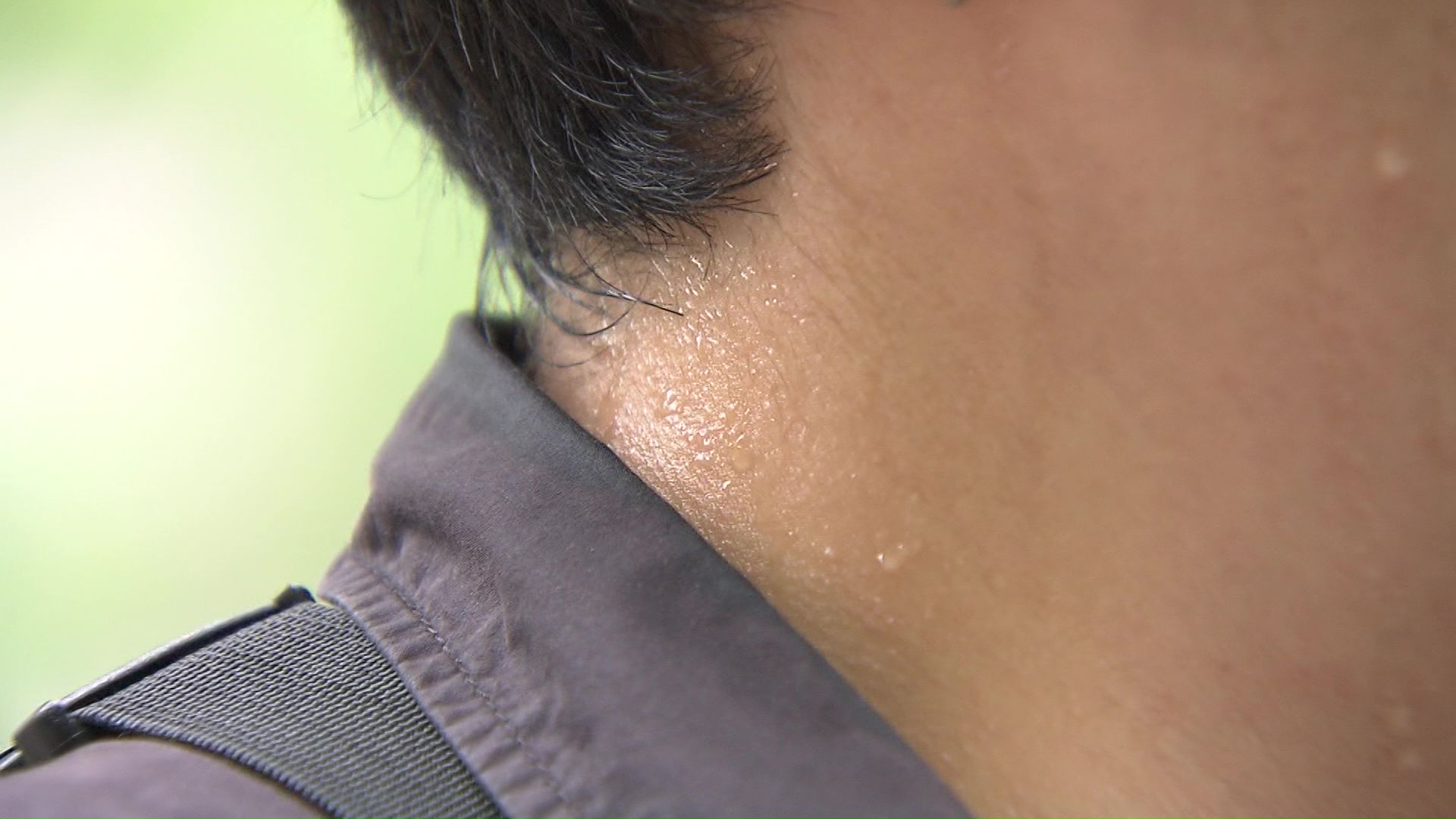 蒸し暑く立っているだけで汗が止まらない