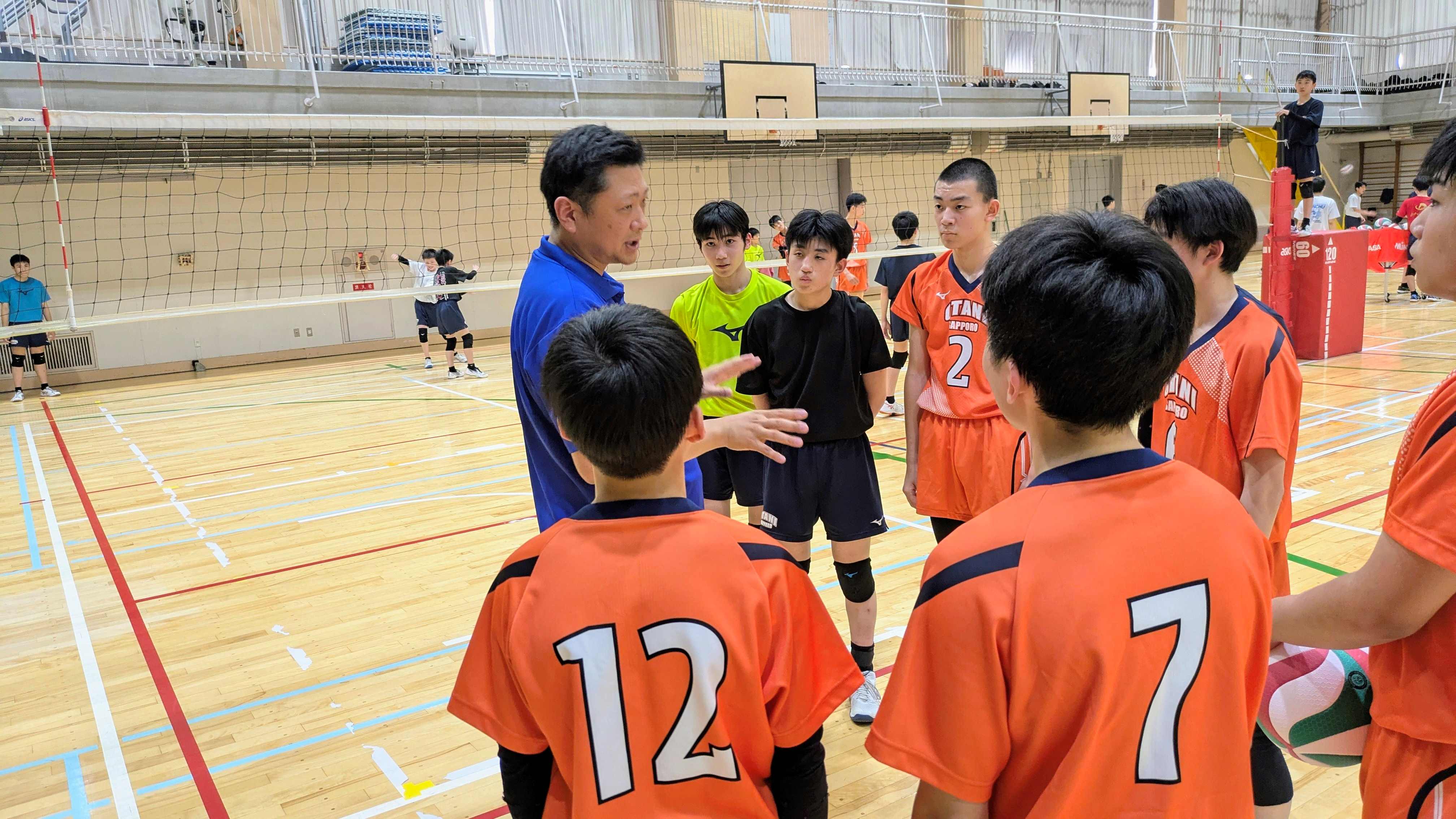 チームを指導する平本和久監督