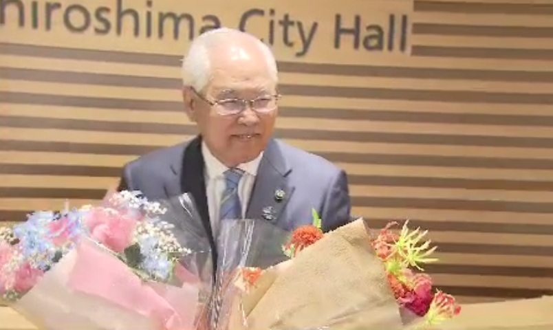 花束をもらった上野市長