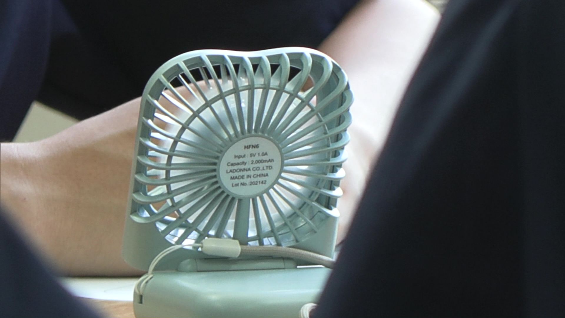 卓上扇風機などを使用して暑さ対策