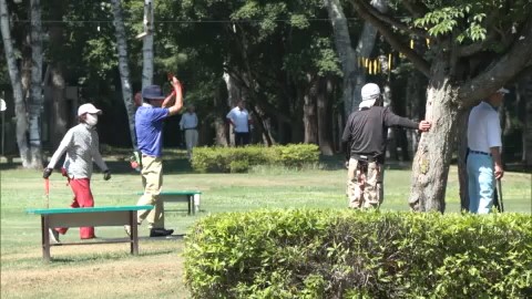 パークゴルフを楽しむ元気な高齢者たち