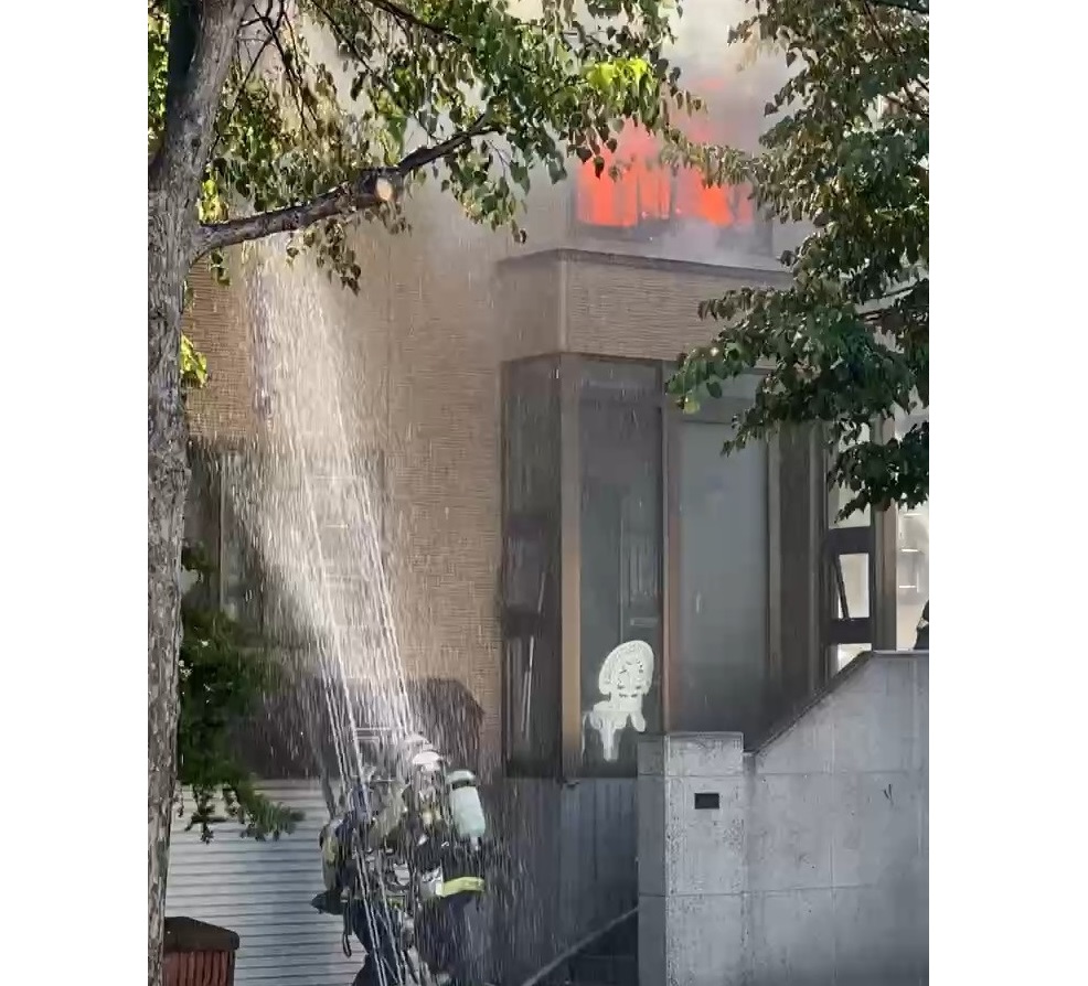 2階部分が激しく燃える住宅【撮影:視聴者】