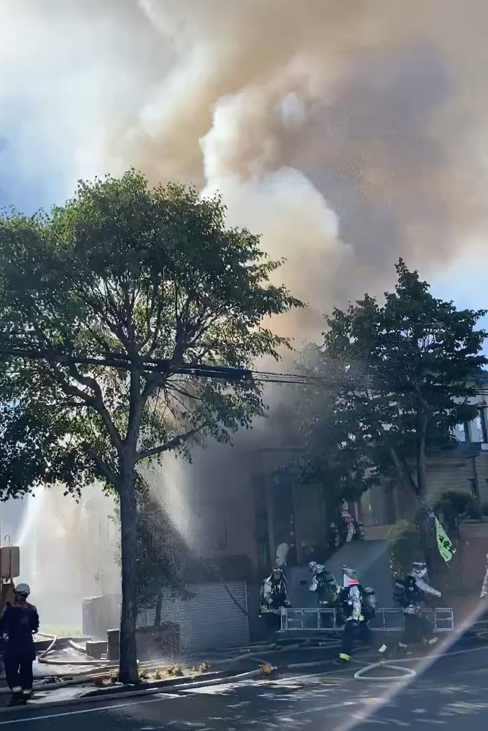 2階部分が激しく燃える住宅【撮影:視聴者】