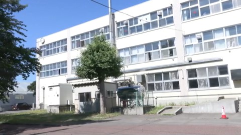 すぐ近くには小学校の校舎が