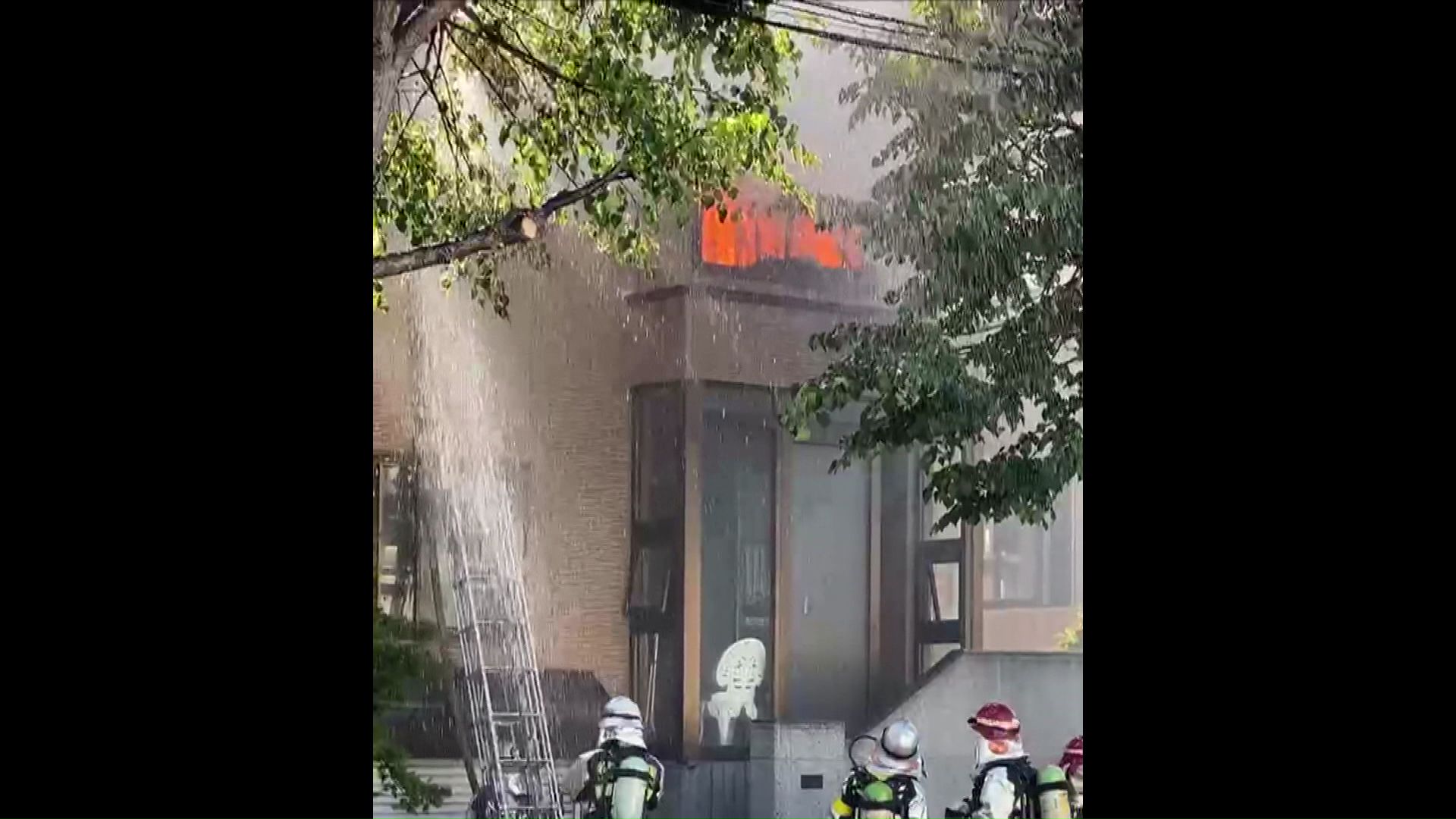 2階建て住宅で火災(提供:視聴者)