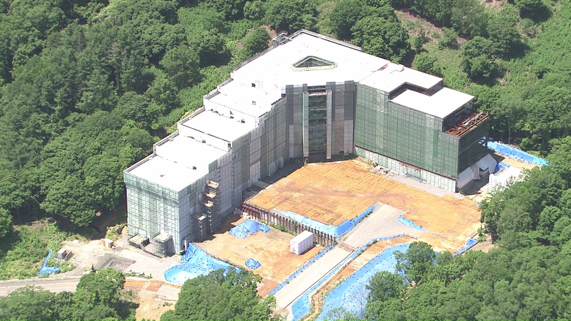 ニセコで“香港拠点の開発会社”破産により工事がストップしていた「高級リゾートホテル」日本の投資会社により事業が引き継がれ工事再開へ…9月上旬にも〈北海道ニセコ町〉