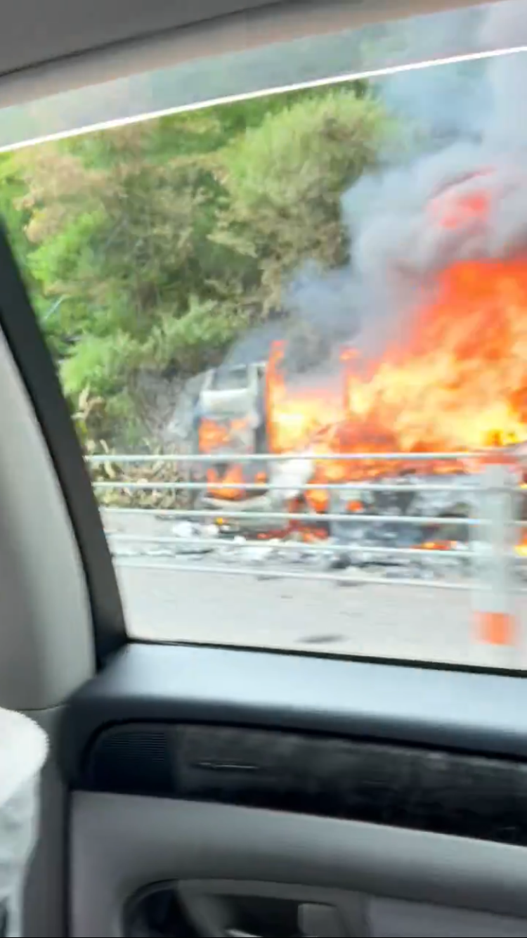 道東道で炎上するキャンピングカーとみられる車両（提供：視聴者）
