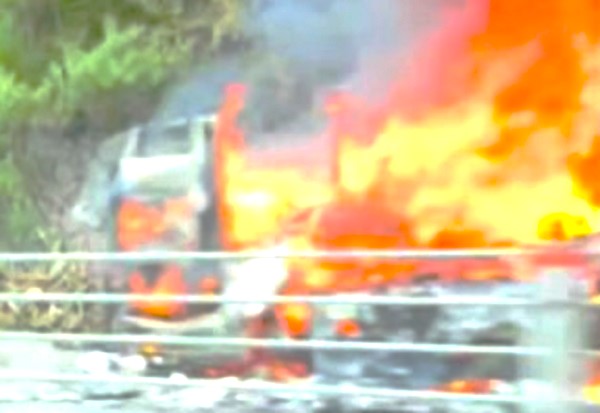 炎上する車(撮影:視聴者)