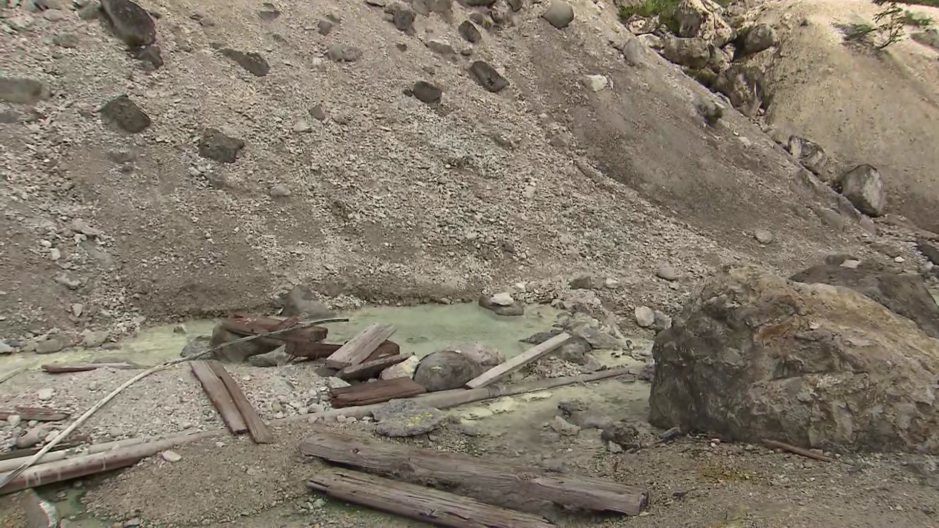 源泉付近のお湯が石でせき止められている