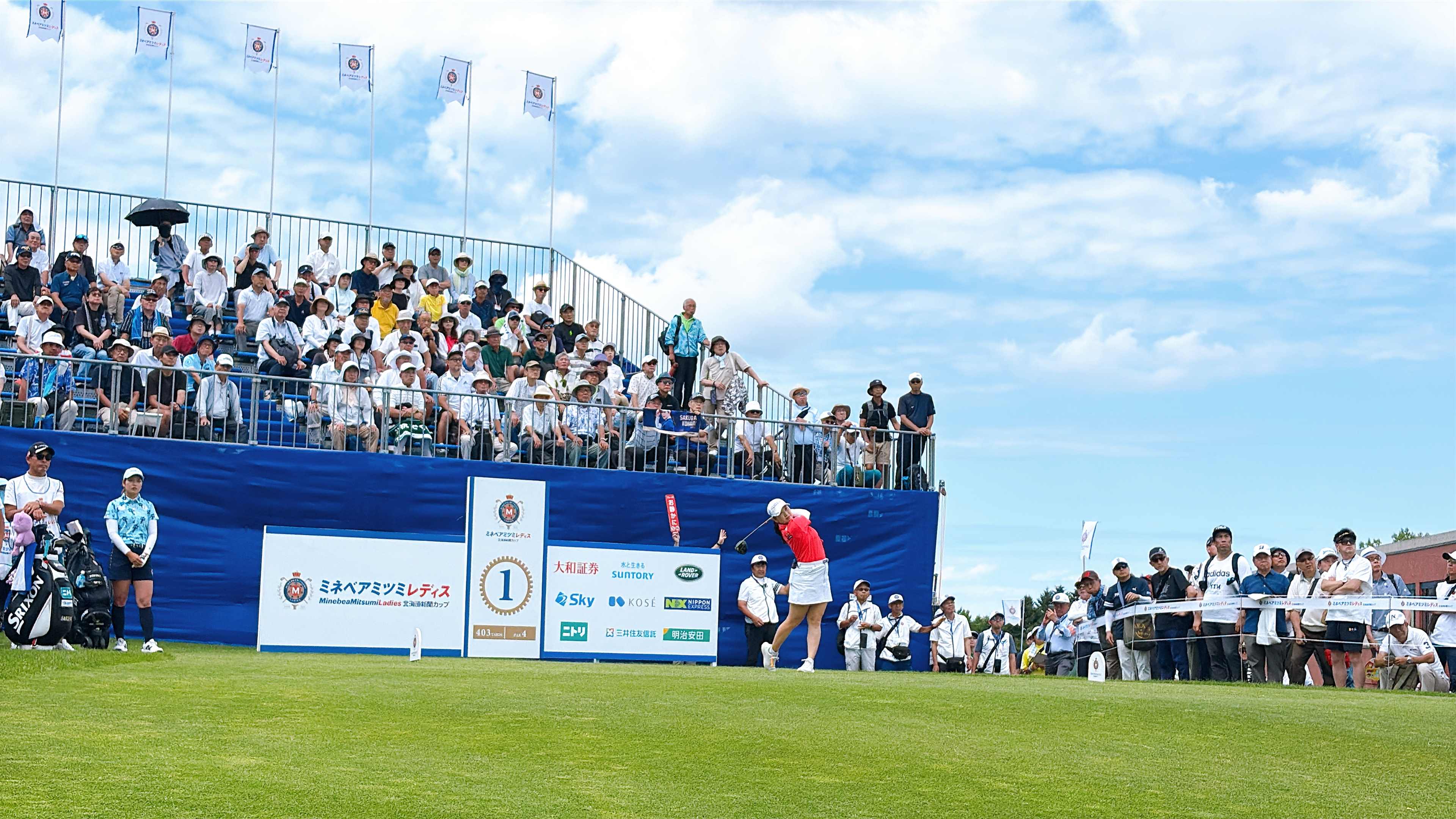 ティーショットを打つ 小祝さくら選手