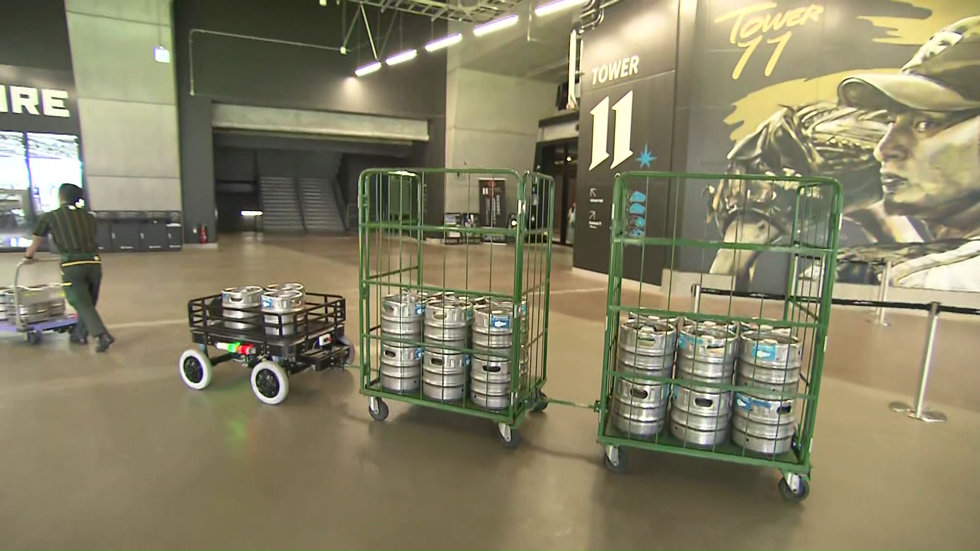 配達員を追従してビール樽を運ぶロボット