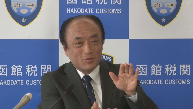 着任会見を行った田中透税関長(函館市・7月11日)