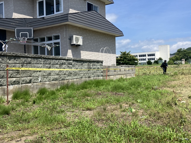 福島町の男性が襲われた現場では立ち入り禁止措置が取られている（7月13日午前10時30分ごろ）