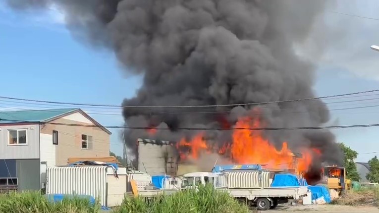 【出火原因は？】“真っ赤な炎と黒煙”倉庫が全焼し周囲のガレージ2棟や車も焼ける―北海道札幌市