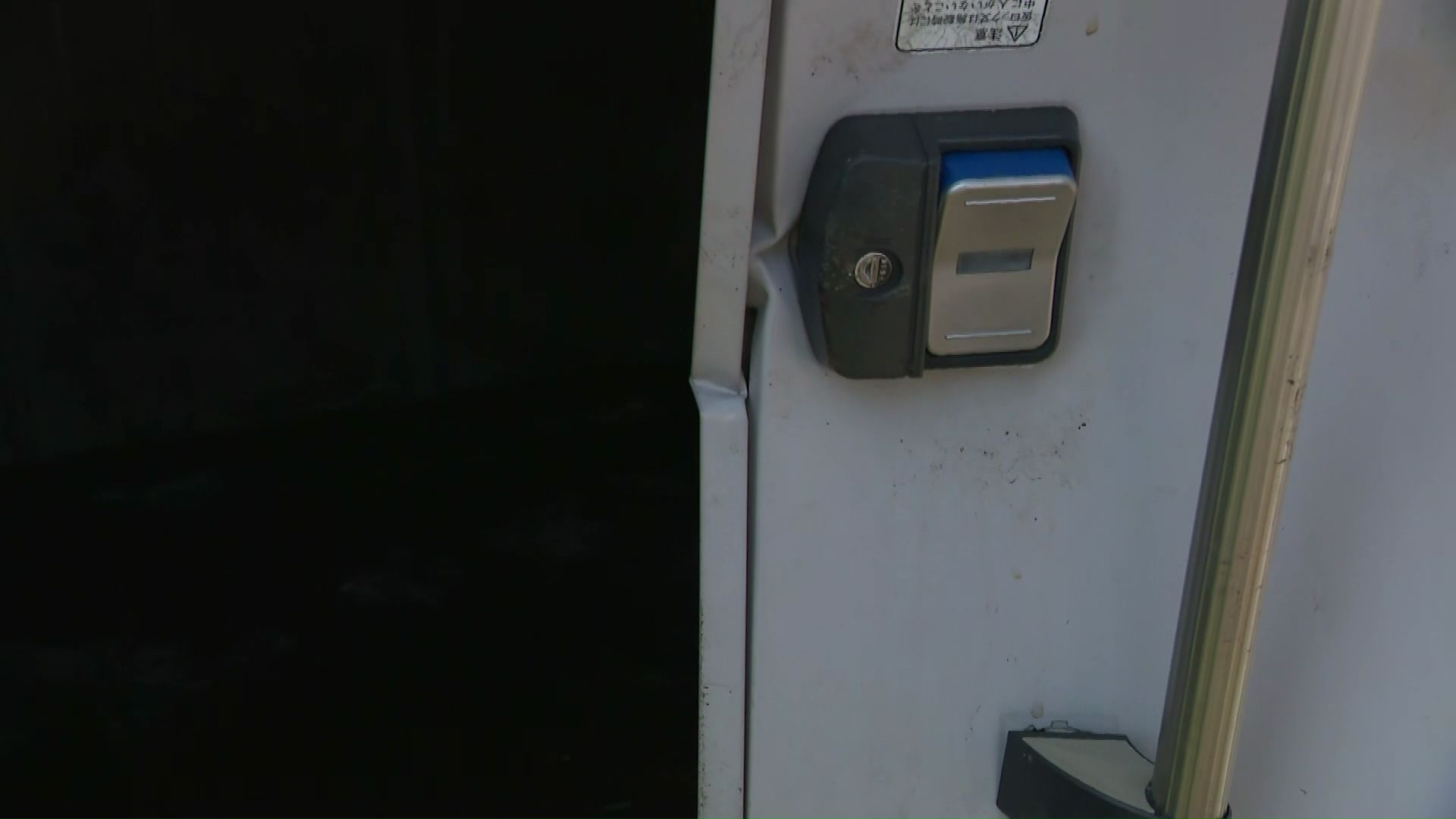 強力な力で変形してしまった扉