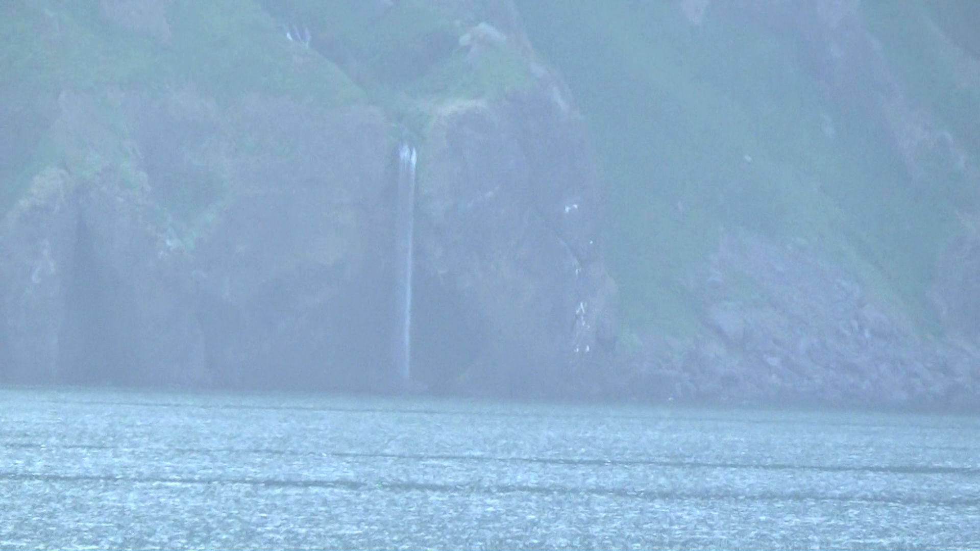 「カシュニの滝」