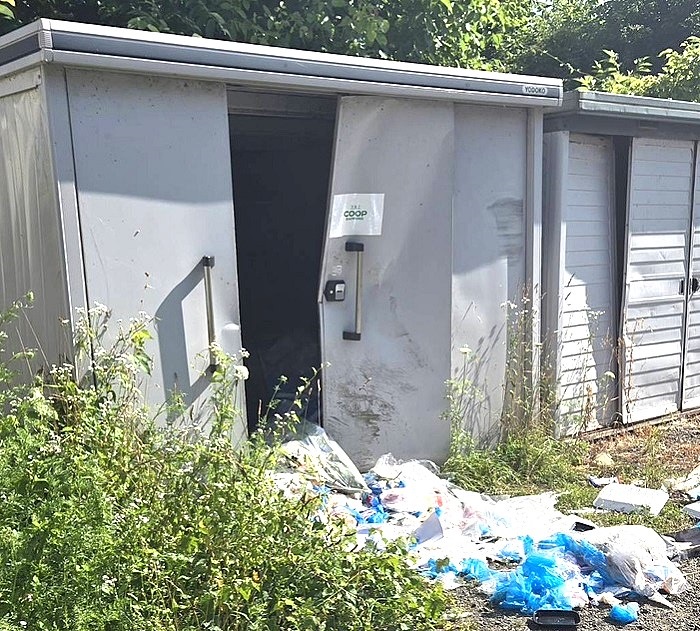 強力な力で壊された物置(撮影:視聴者)