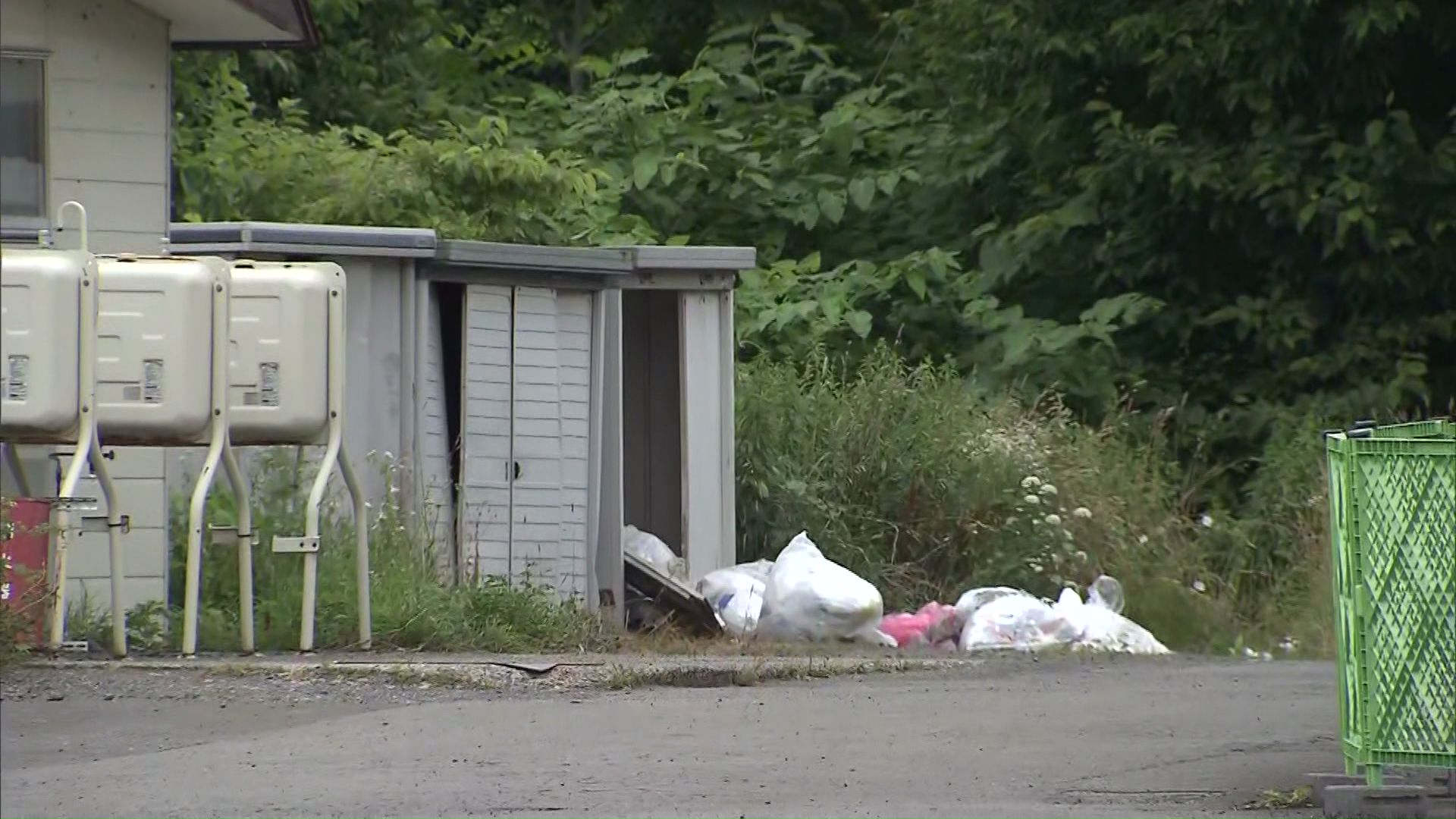 スーパーの物置が壊されごみが散乱