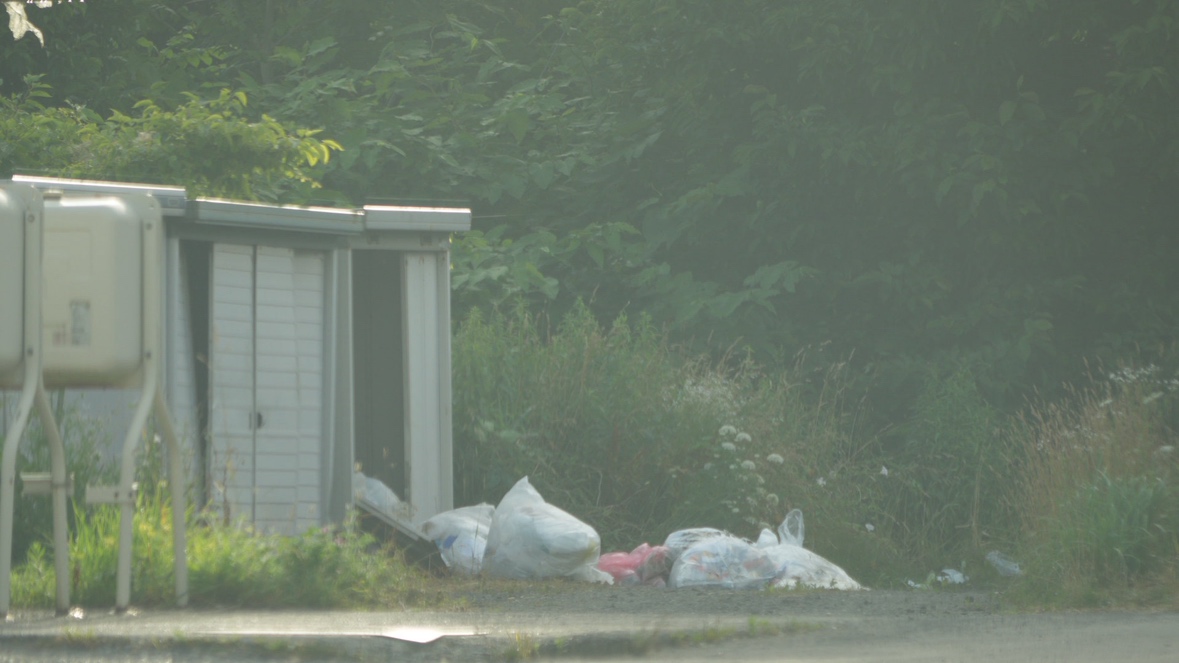 クマに荒らされたスーパーの物置(7月15日、北海道福島町)