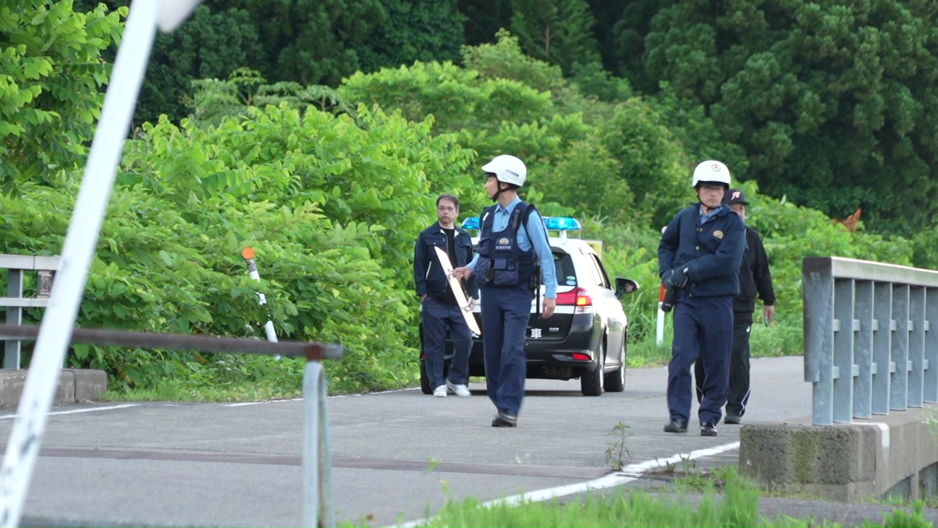 警察官とハンターが出動するもクマは見つからず
