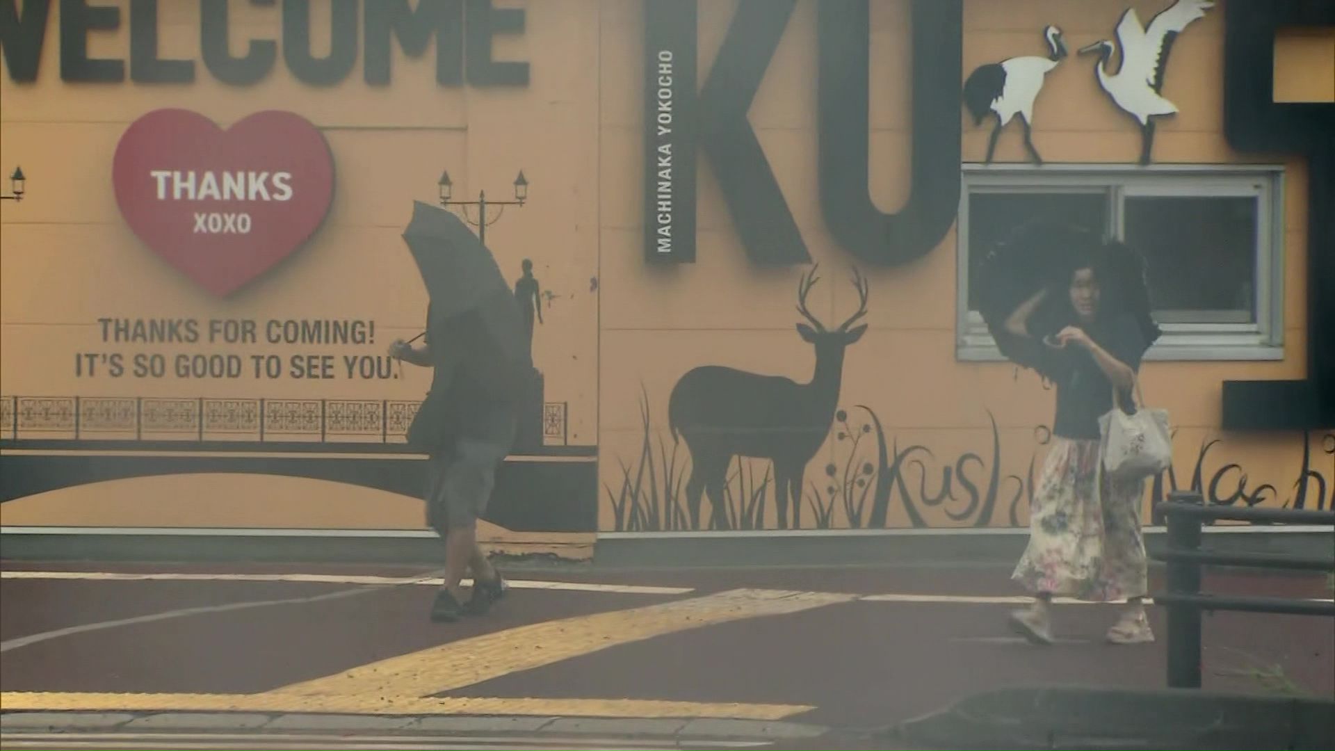 強風で傘をさせない人も