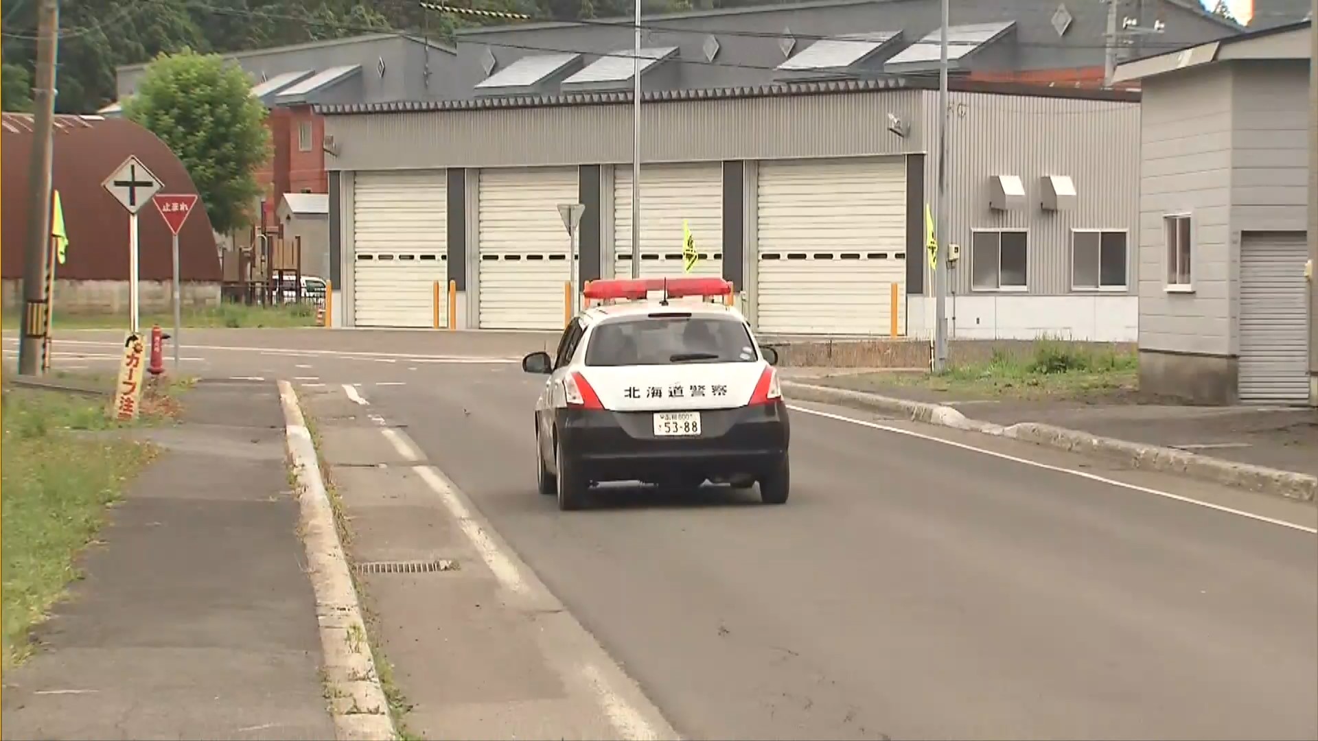 町内をパトロールする警察(16日朝)