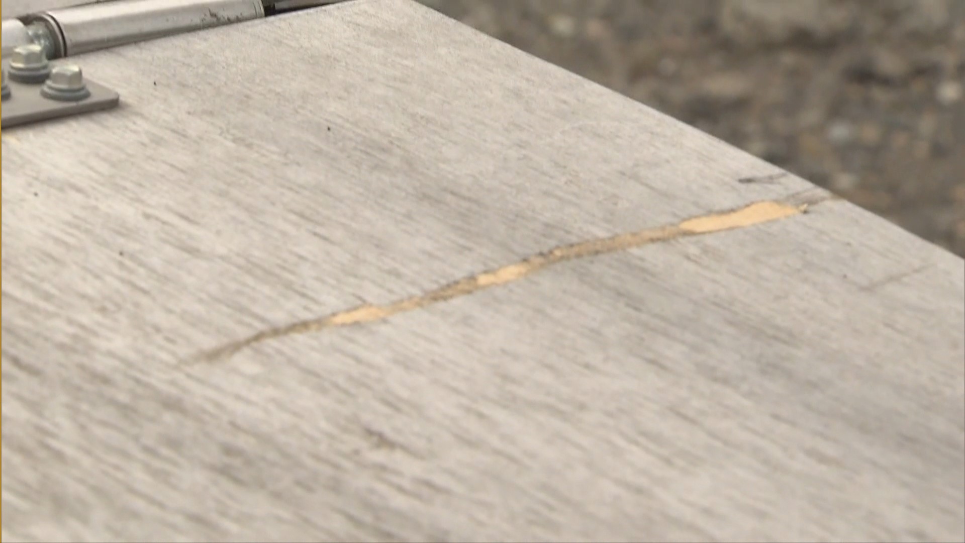 町内のゴミ置き場にはクマのものとみられる爪跡が…