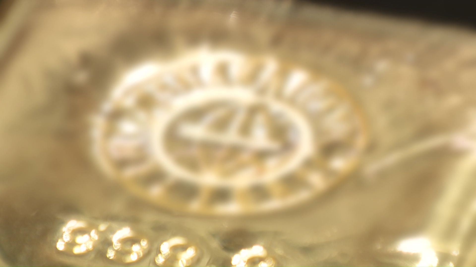 女性はインゴットと現金を手渡した(イメージ写真)