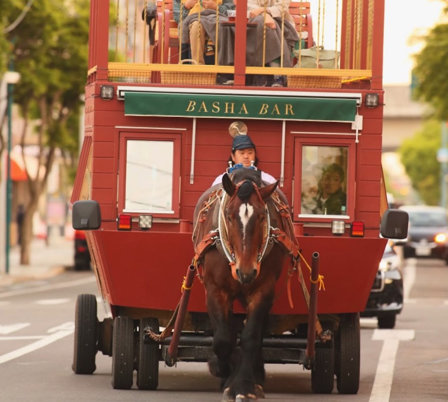 帯広の夜をめぐる「馬車BAR」ツアーを2019年から始めた