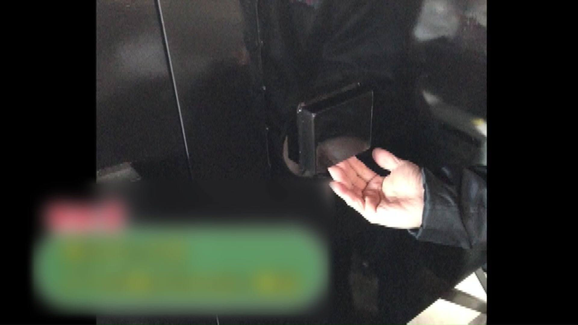 人間の手で解除しないと開かない