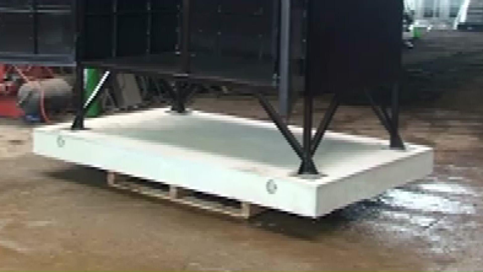 「とれんベア」の下の部分には重さ900キロのコンクリート