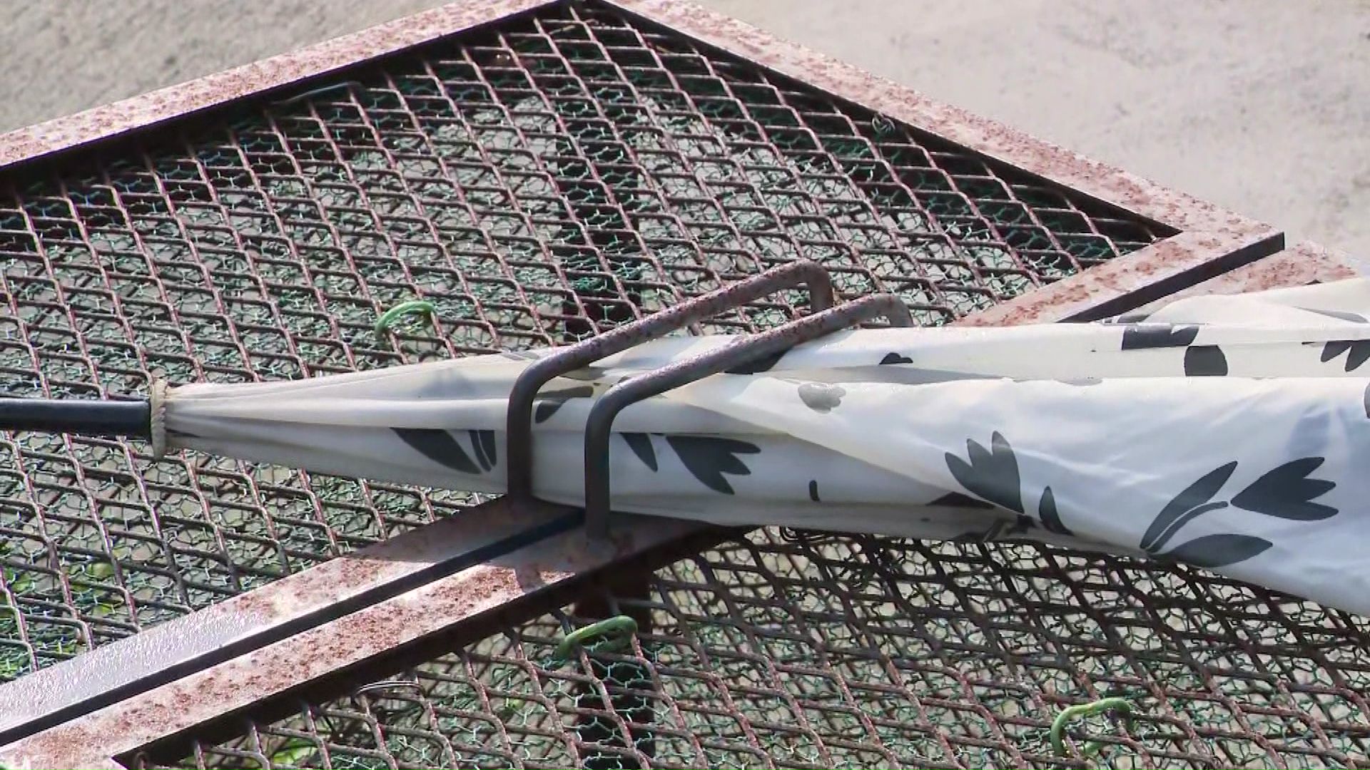 ごみ箱にはストッパー代わりの傘が