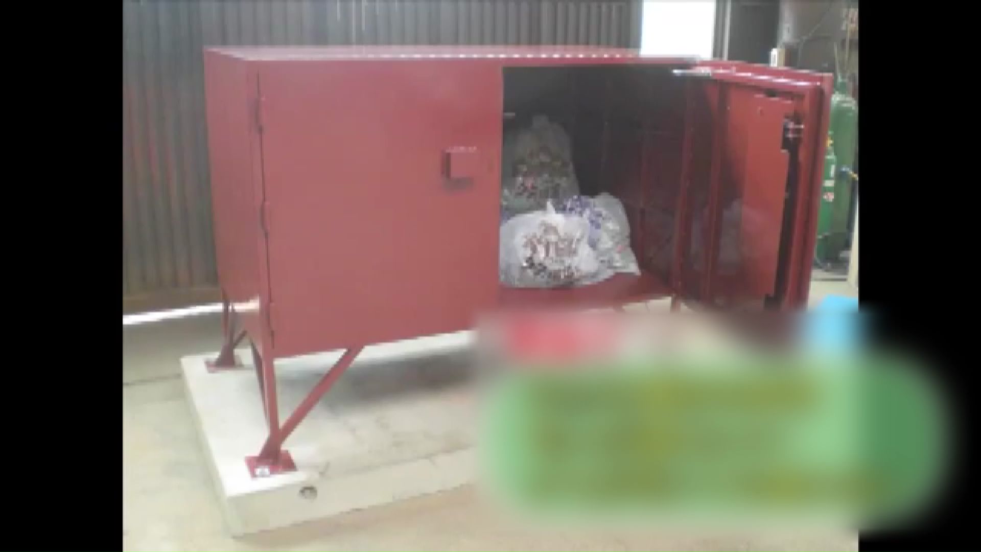 鉄板で覆われ中身は見えず、臭い漏れも防ぐ構造