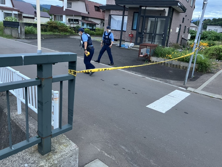 クマが駆除され規制線がはられた現場付近(18日午前4時30分ごろ北海道福島町)
