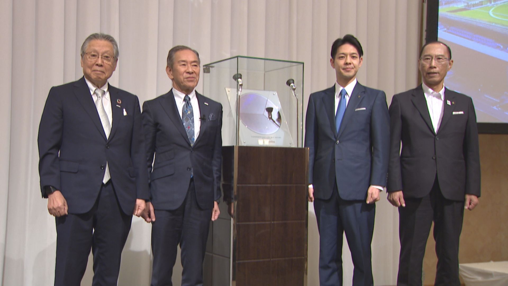 試作品を前にした記者発表