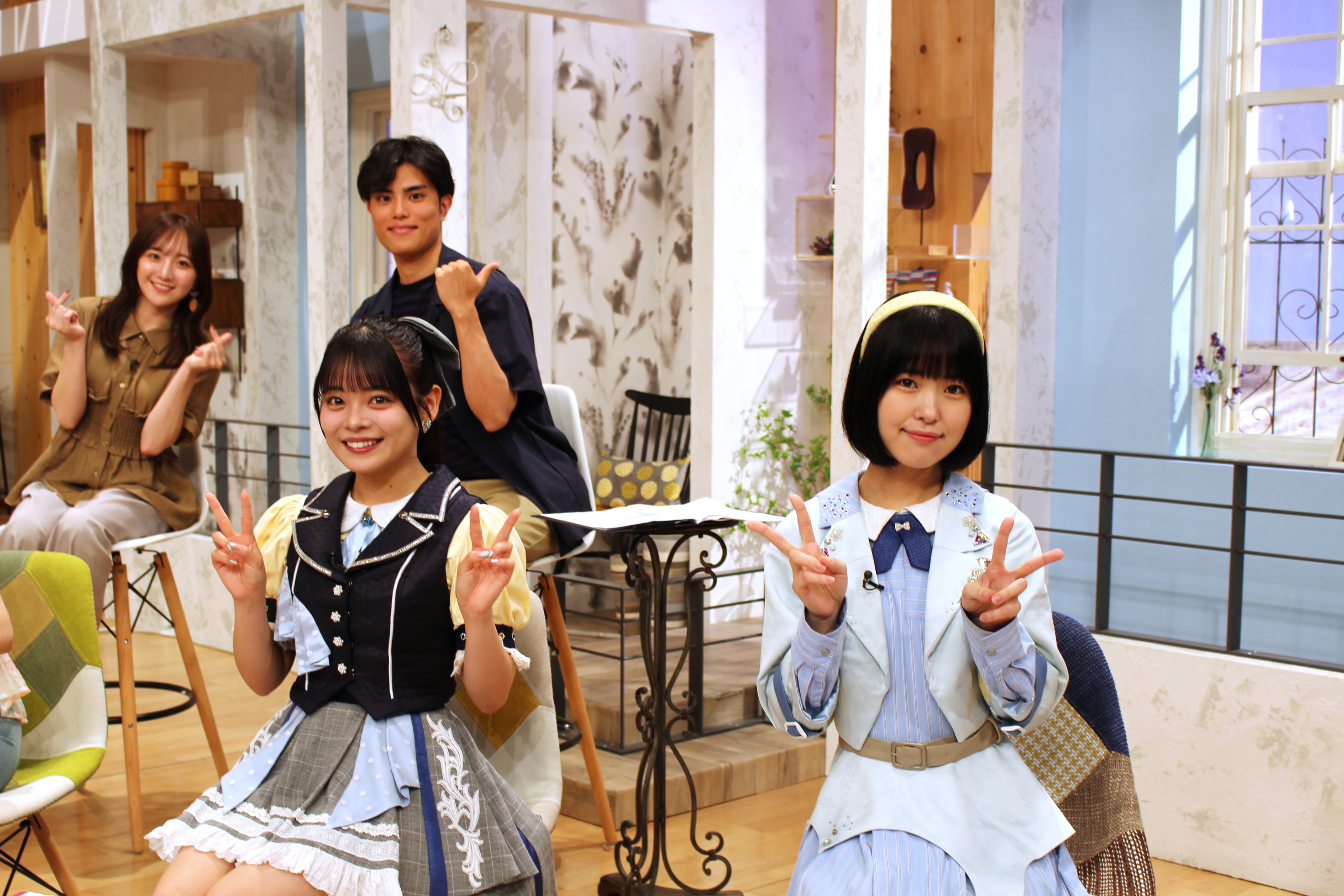 スタジオの冨樫優花さん(右)、阿部葉菜さん(左)