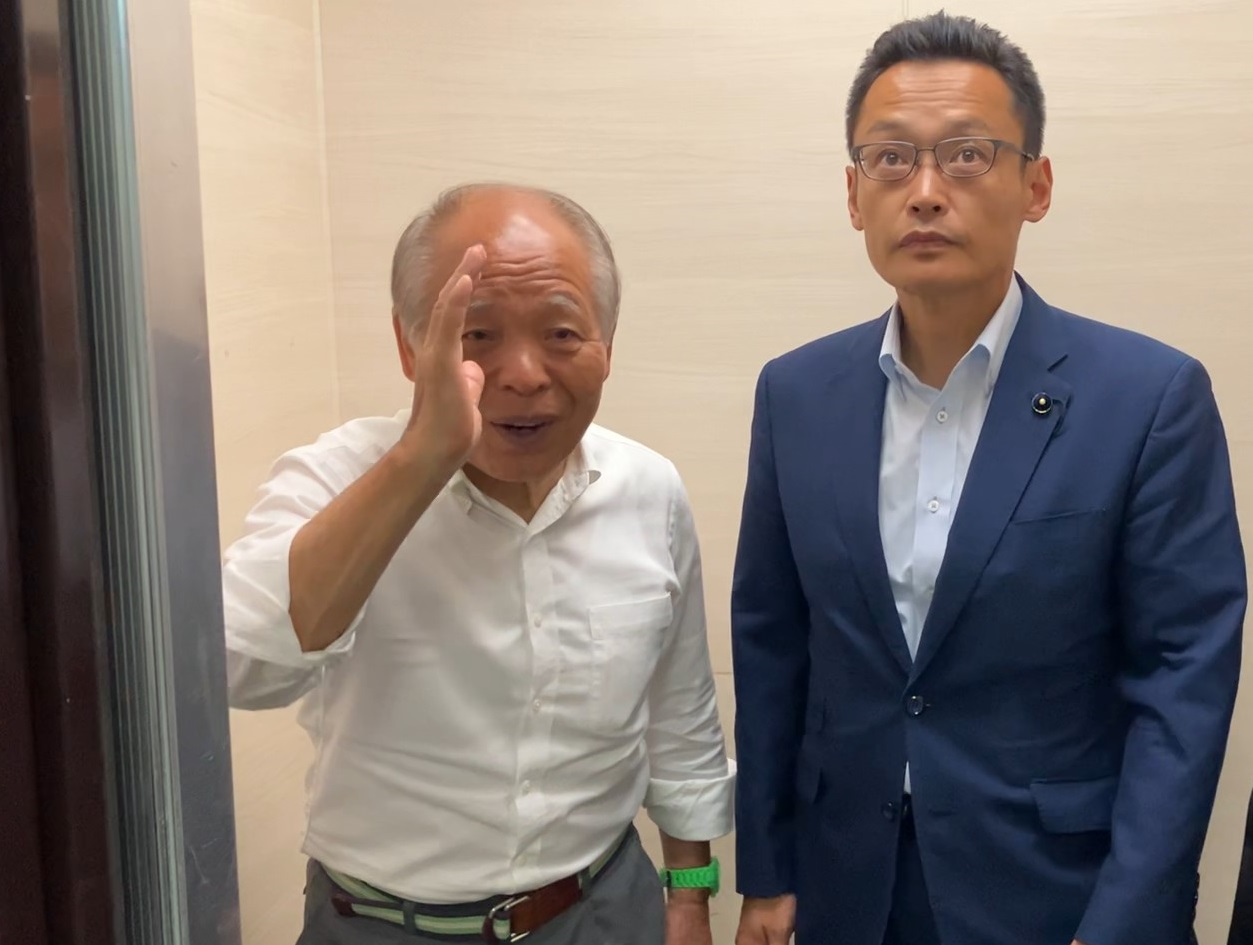 一時は「引退表明」した宗男氏(21日午前4時すぎ)