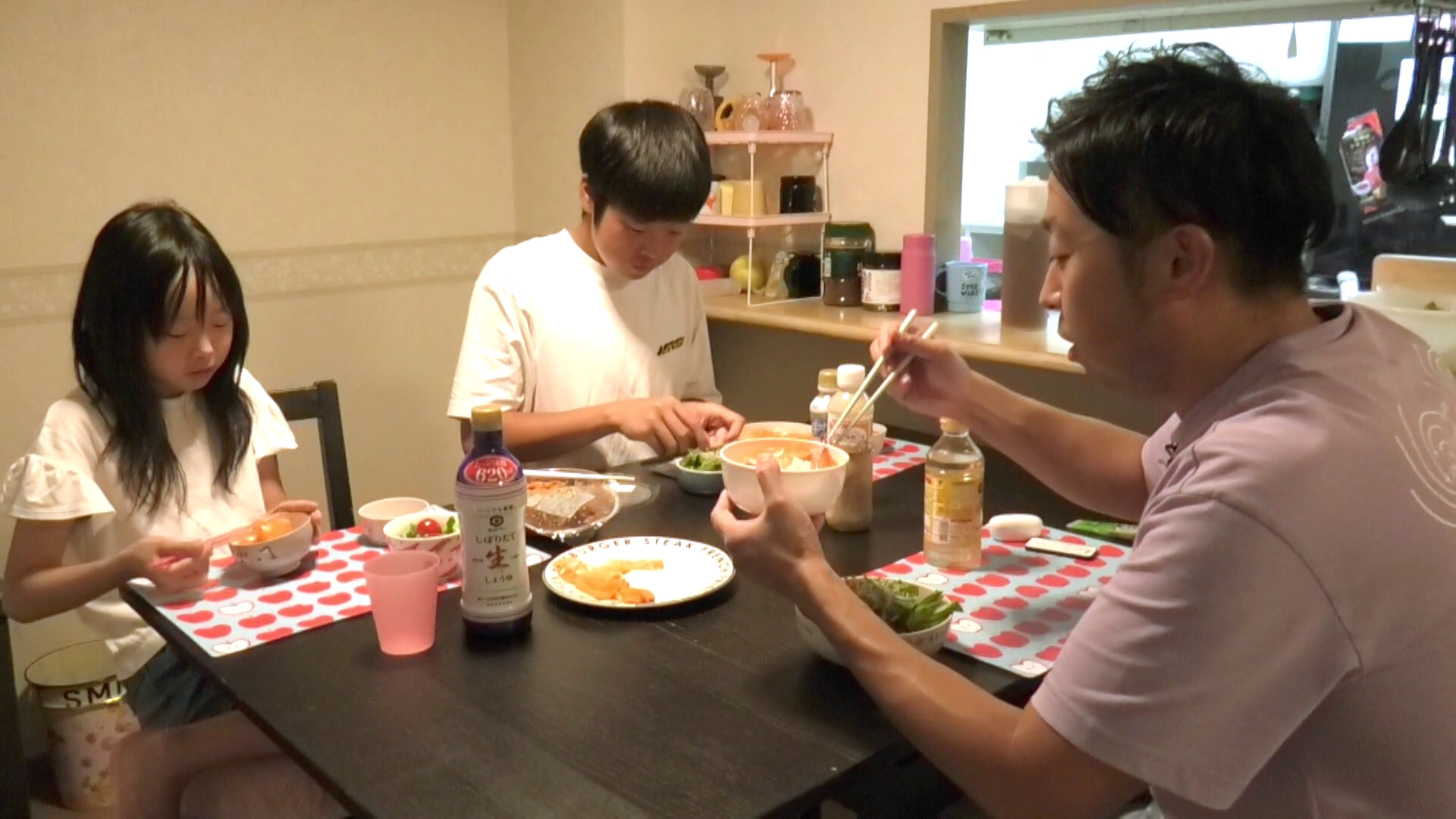 午後7時 家族で食卓を囲む