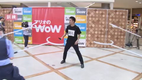 さすまたを使って制圧