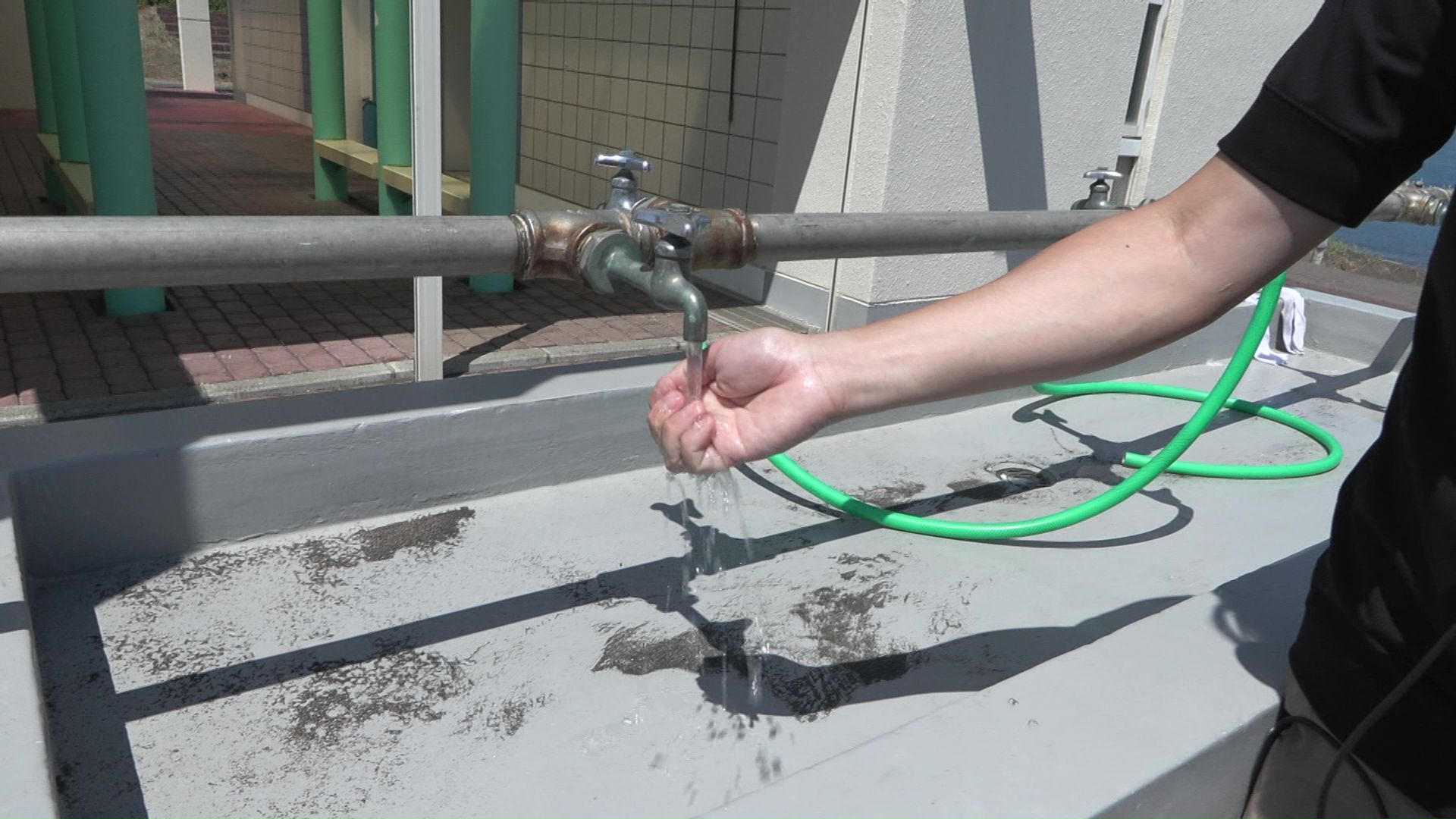 蛇口からは“お湯”