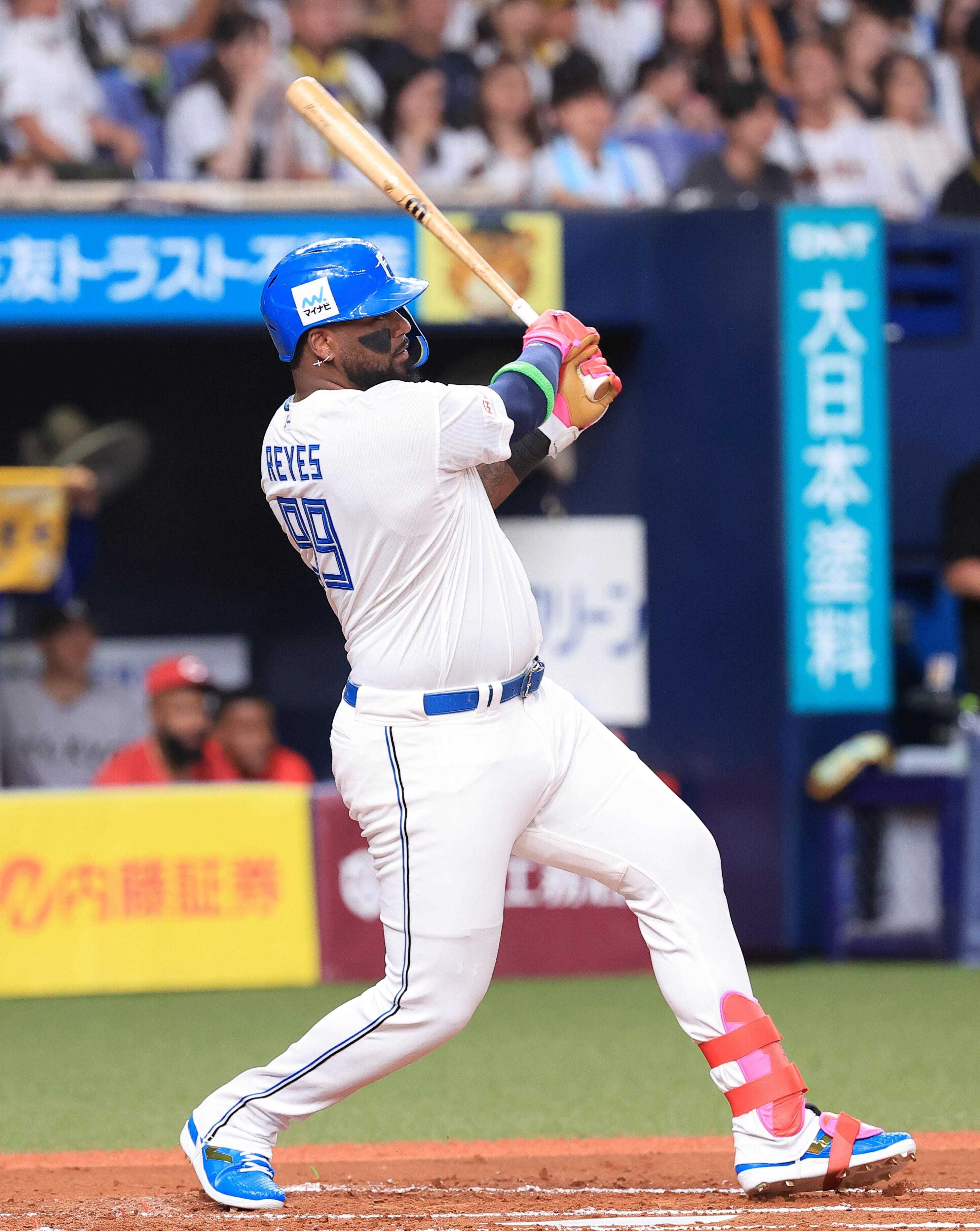 2回にセンター前ヒットを放つレイエス選手（北海道新聞社提供）