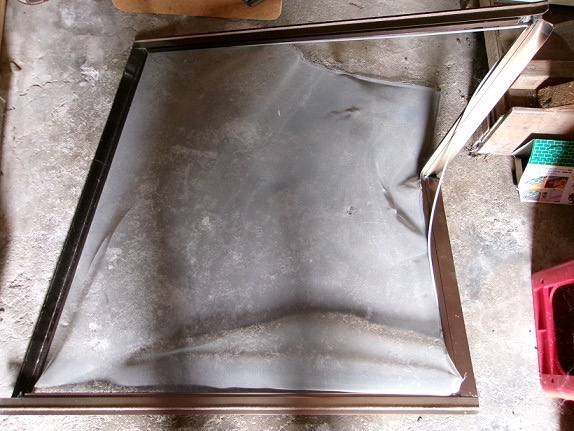 壊された網戸(提供 北海道警)